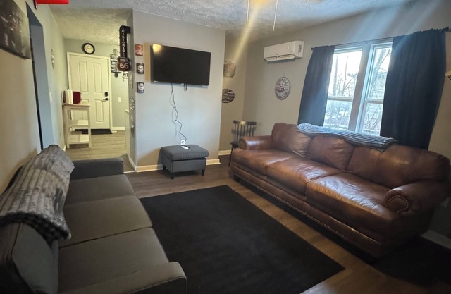 Workers Paradise. Uniquely decorated. Sleeps 8. Internet and tvs in every room.