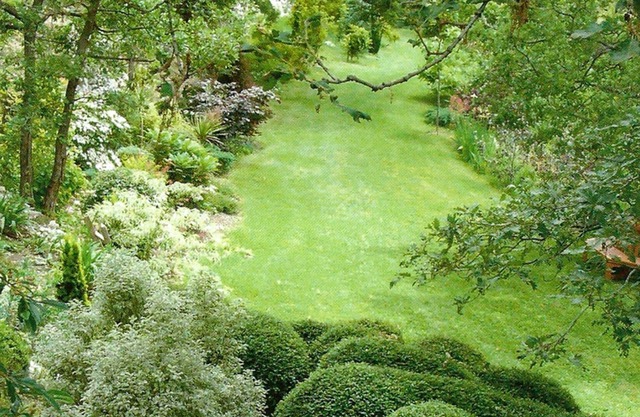 World famous garden offers luxury suite in "Colonial" style.