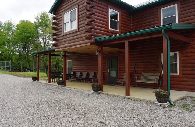 Wow! A bathroom in every bedroom. Trophy Hollow Lodge -Mohican's Nature Resort