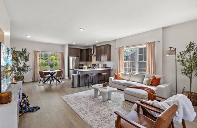 Wow! Stunning 2-bedroom home in Ann Arbor, 9 minute drive to campus & stadium!