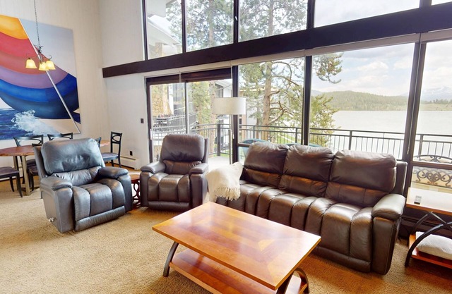 WOW Views! Top Floor Unit. Walk to Concerts, Marina, Parks