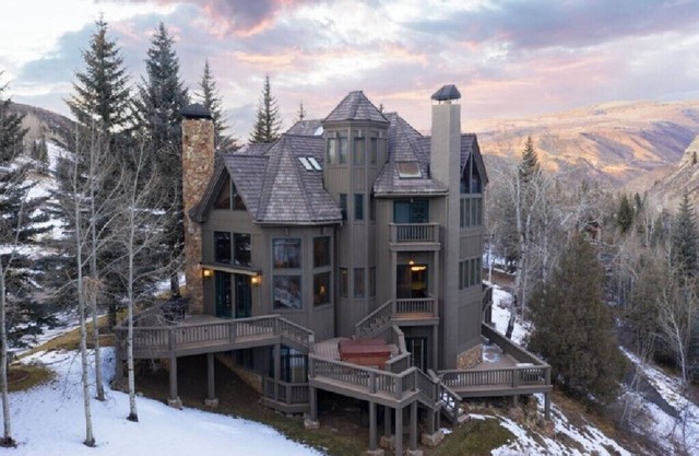 🎄🌹 ⛄⛷ WRAP-AROUND DECK! AMAZING Views! Game/Theater Room! PRIVATE Hot Tub!