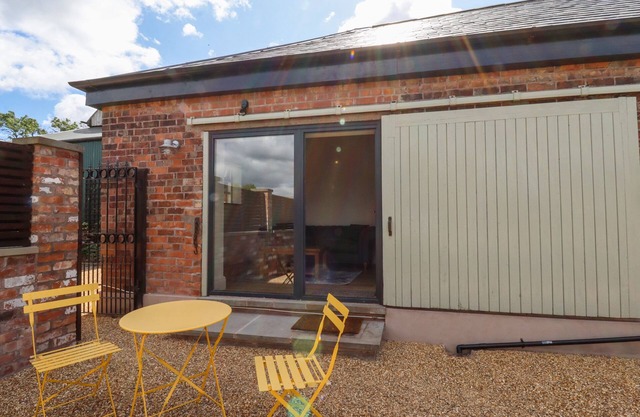 WREN COTTAGE, with a garden in Sandbach