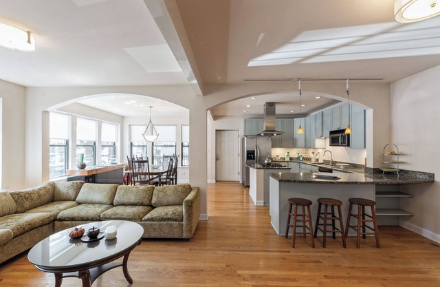Wrigleyville Home away from Home! 5 mins from downtown! steps from Lake! Cozy!