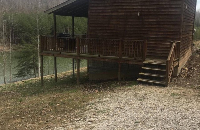 Writers - Two story cabin with Hot Tub Writers Cabin
