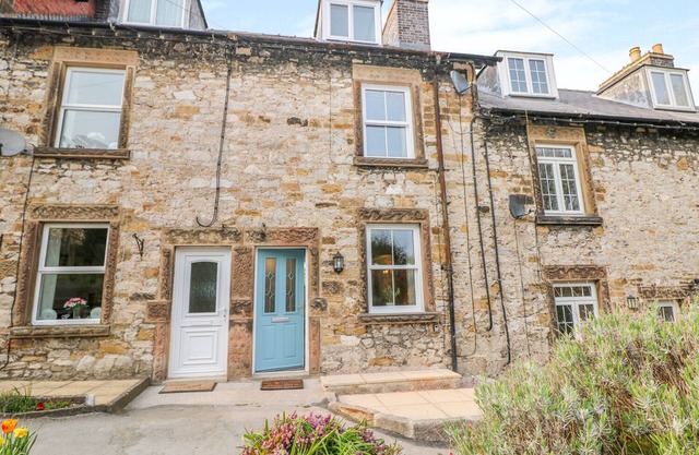 WYEBROW COTTAGE, pet friendly, with a garden in Bakewell