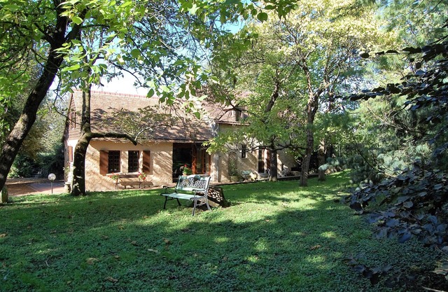 XVIth century farmhouse 30 minutes from Le Mans and the race track.