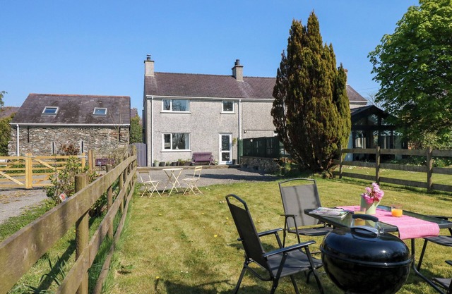 Y BWTHYN, family friendly, with open fire in Llangefni