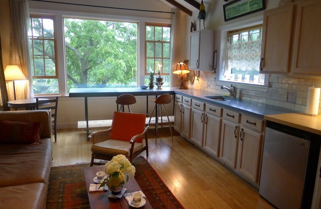 Yaffa's Blue Heron Farm - Charming, lake side barn in Bucks County