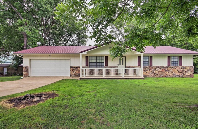 Yard + 15' Boat Slip: Waterfront Grove Getaway