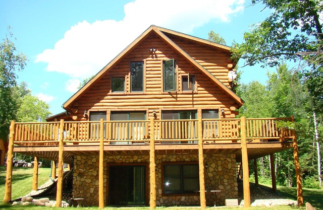 Year-round cabin, wooded riverfront on Lily River, WiFi, Central A/C, ATV Trails