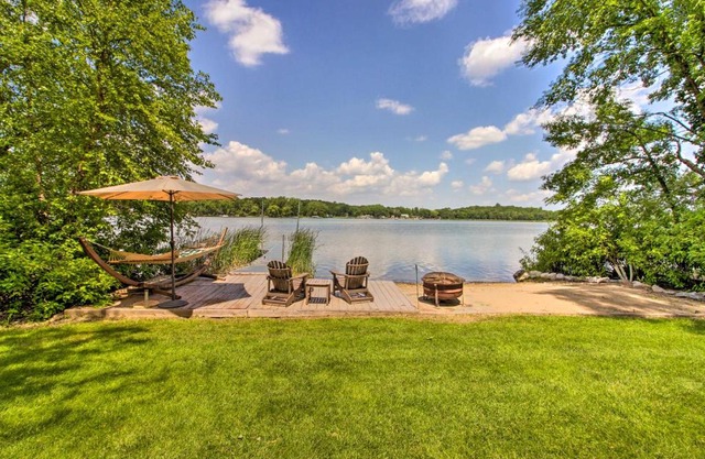 Year-Round Waterfront Getaway Lake Access and Dock!