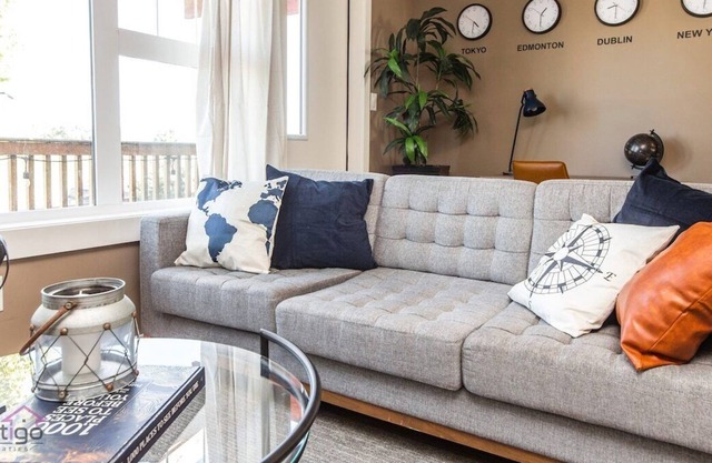 YEG SkyLounge | 10min to Airport | King Bed | WiFi
