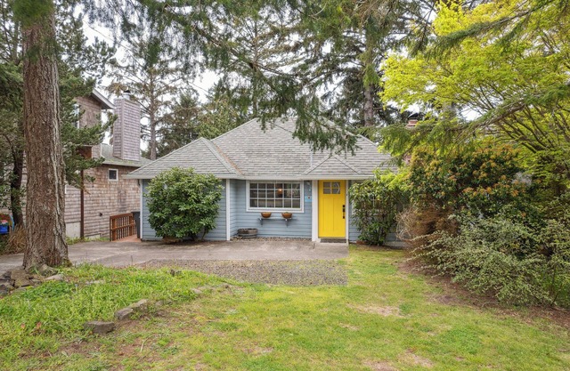 Yellow Abode MCA#801-perfect small family home. Dogs OK. 2 blocks to beach