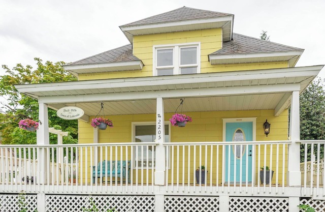 Yellow Cottage in Lake Chelan