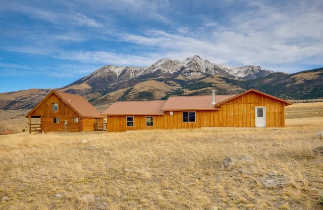 Yellowstone Lodge with Game Room and Panoramic Views