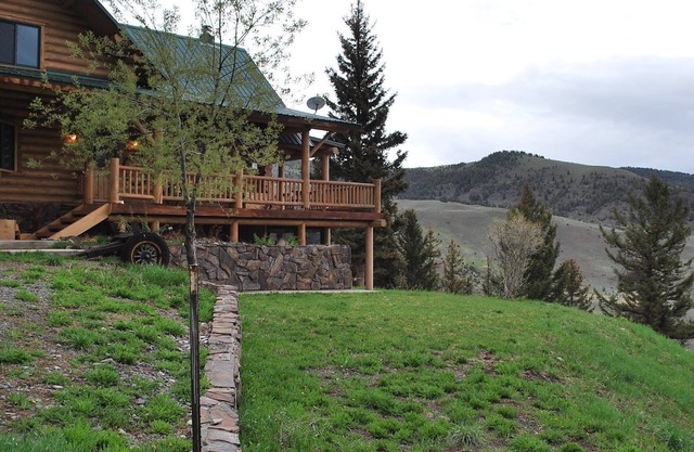 Yellowstone Mountain Lodge, 20 miles from Yellowstone National Park, sleeps 8