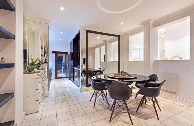 YOLO Spaces Clifton - Clifton Beachfront Magic Apartment