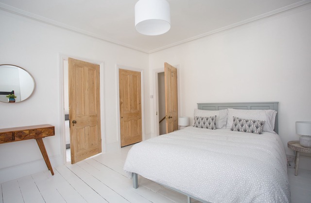 York House - Sleeps 12 beach road with sea views