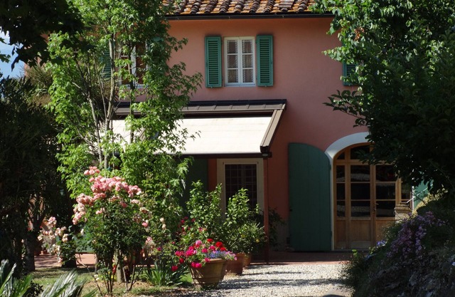 Yorkie Cottage in Lucca in the grounds of a historic house