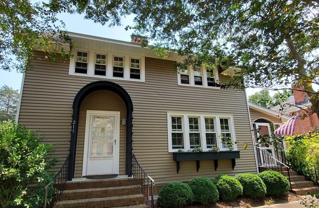Yorktown - 3 private rooms and bath for 1 group/party. Not a whole home rental.