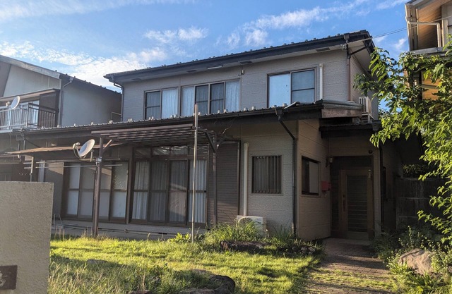 Yosekeshi Kofu Misaki. A Showa-era retro house surrounded by garden and nature. A healing place to spend time with your family at the edge of the house. 5 min. drive from Kofu Station.