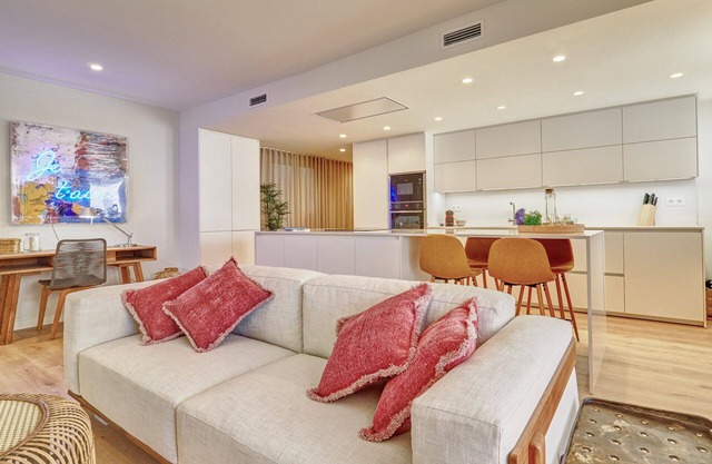 Your comfortable home away from home w/parking. 5 min walking from beach & town