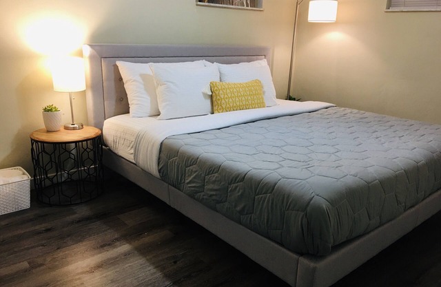 Your Cozy Home in Pittsburgh w/King bed & Free Parking