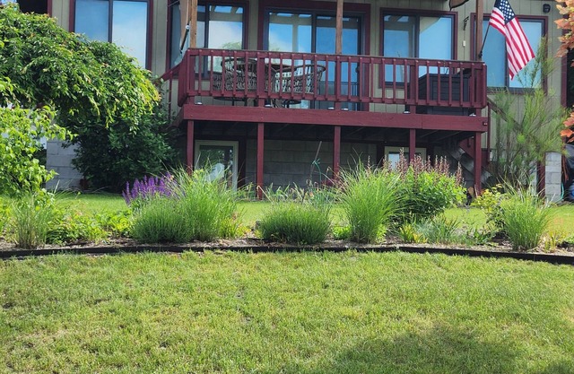 Your Fall Getaway awaits! Family friendly, Modern, Beautiful views of the lake.