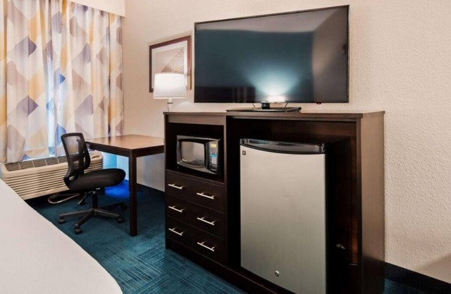 Your Home Away From Home! 4 Classy Units, Indoor Pool, Free Parking, Restaurant