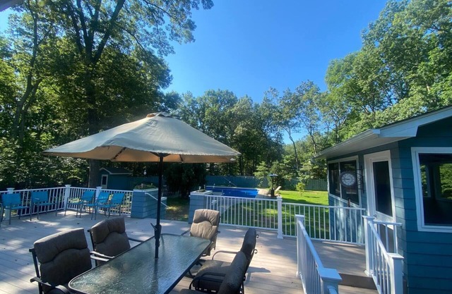 Your home away from home! Heated pool! Hot Tub!