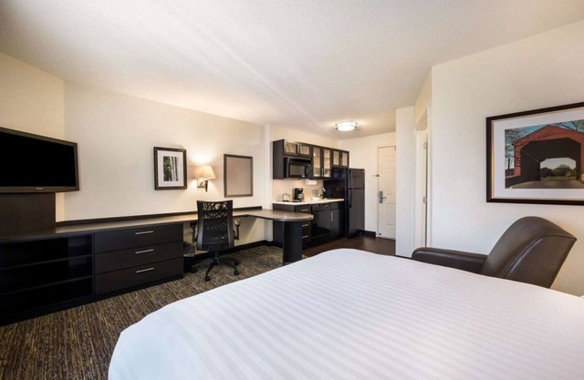 Your Home Away from Home in West Des Moines! Pet-friendly, Full Kitchen!
