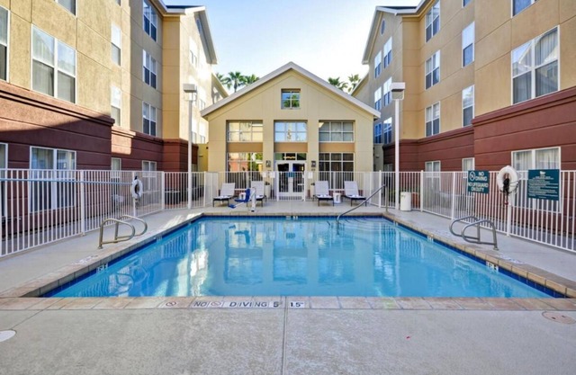 Your Home in Paradise! Free Breakfast, Full Kitchen, Pool, Pets Allowed!