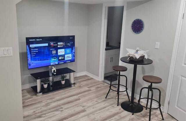 YOUR home @ the FALLS - 10 mins from the FALLS n5 mins from plazas & mall