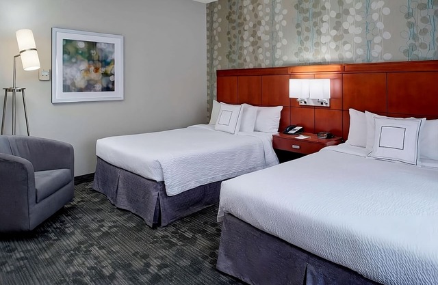 Your Kansas City Getaway Oasis! 2 Pet-friendly Suites! Airport Shuttle!