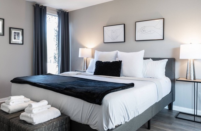Your Montrose Collective! Sleeps 18/9BR/5.5BA/5PA