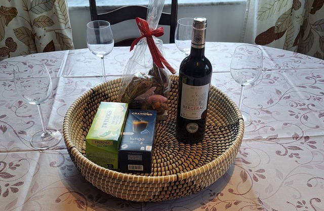 Your other Homen7-8 people, Detached Villa, Towels and Linens provided for free.