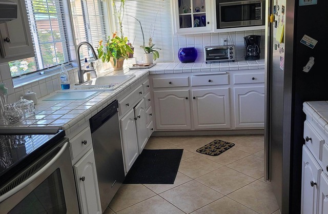Your Perfect 3bed/2ba Pet-Friendly Paradise Near Disneyland & the Beach!