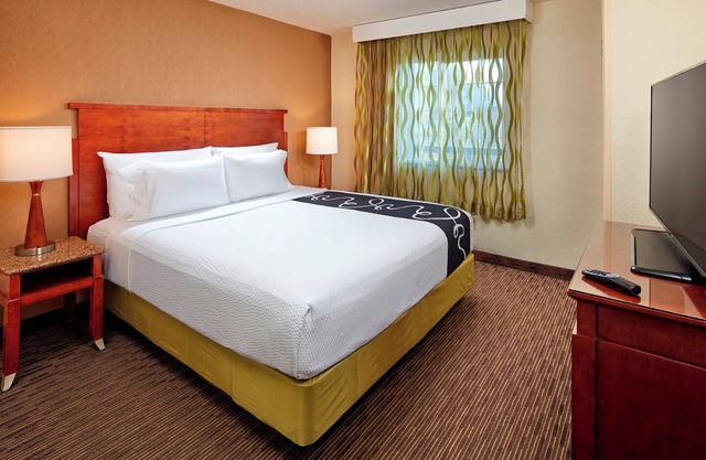 Your San Diego Sanctuary: Room with Pool - Close to San Diego Zoo