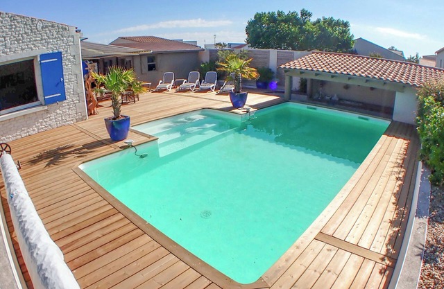 Your vacation with heated swimming pool near the ocean and La Rochelle