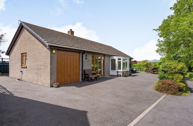 YR HEN FFALD, family friendly, with a garden in Pontarddulais
