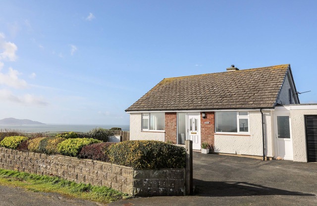 YR ORSEDD, pet friendly, with open fire in Llanfaethlu