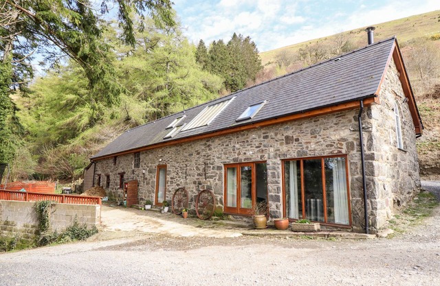 YSGUBOR CRAIG Y GRONFA, family friendly, with hot tub in Mallwyd