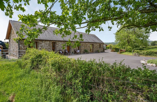 YSGUBOR HIR, family friendly, with a garden in Pontarddulais