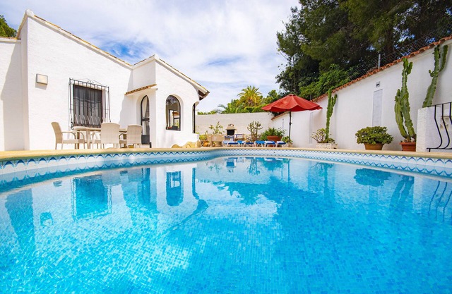 Yvonne - private pool, privacy chill-out area