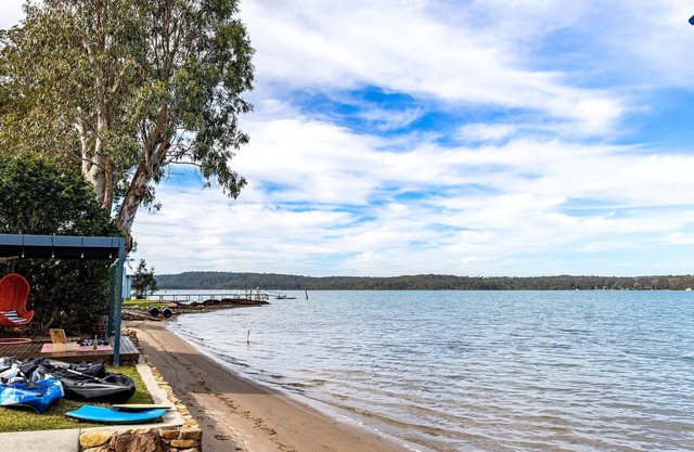 Zahir’s Retreat – large 5-bedroom Coastal waterfront property