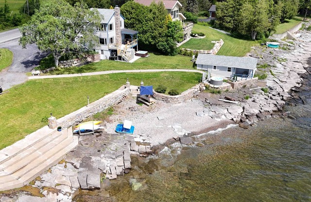 ZaLo House Waterline cabin with Hot Tub Pets