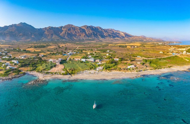Zefiros House - Walk To Beach - AC WIFI