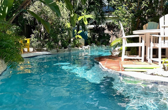 Zen Cigar Maker Cottage, magical serpentine pool, serene landscaping, pkg/bikes