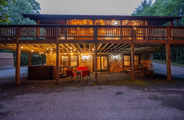 Zen Den | Serene Views, Outdoor Living, Hot Tub + Pool Table!